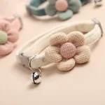Collier chat avec fleur et clochette